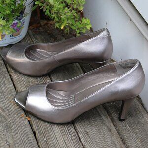 Easy Spirit Keimi Stone Silver Leather Peep Toe Comfort Flexible Sole Heels Sz 9